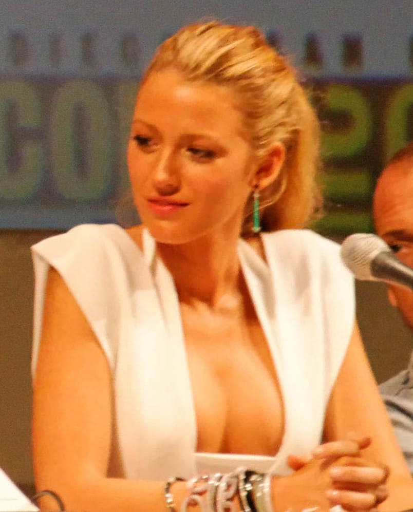 Wider Comic-Con angle — compare midline calm and lip soft-smile billboard.