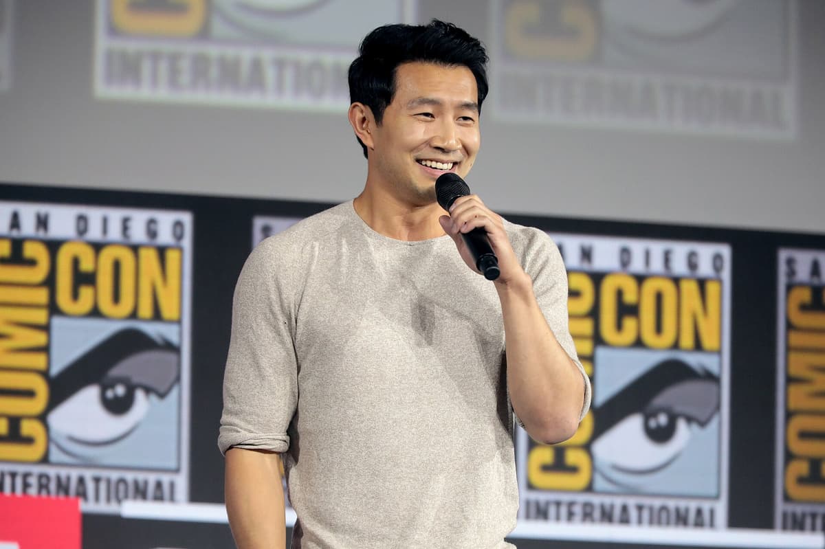 Harder event light on East Asian leading-man bone — jaw billboard vs flash crush.